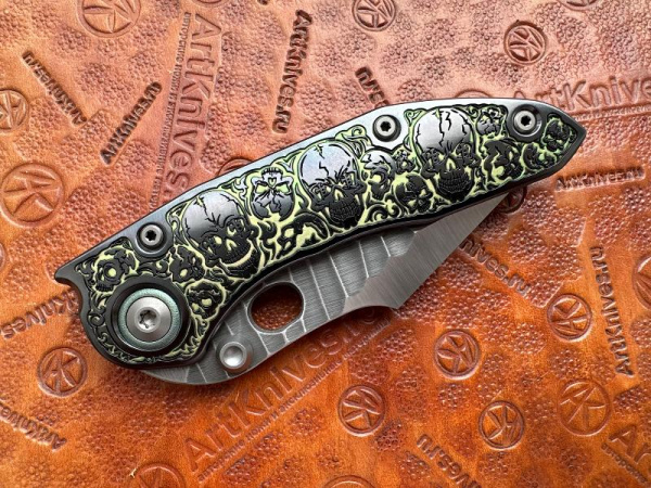 Купить Нож складной кастомный Borka Blades/Ti2 Design Stitch 2023 Green Skulls Handle - Rock Grind Blade в интернет-магазине Artknives.ru 