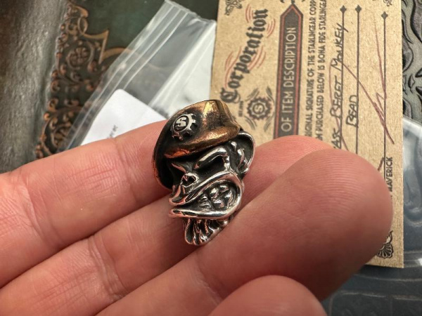 Купить Бусина Starlingear Bead: Beret Monkey w/Badges - Silver/Copper/Brass в интернет-магазине Artknives.ru 